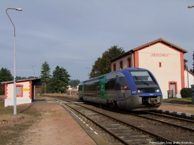 L’X73537 stationne en gare de Noirétable