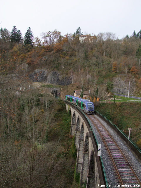 Un couplage d’autorail traverse le viaduc du Grand Tournant à Thiers