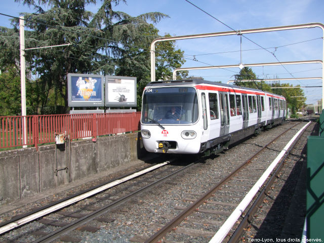 Rame n°203-204 de la ligne C du métro en direction de Hôtel de Ville – Louis-Pradel le long du boulevard des Canuts à Lyon