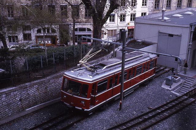 Rame MC1 devant le dépôt de Croix-Paquet en 1975 (CC-by-sa, jhm0284)