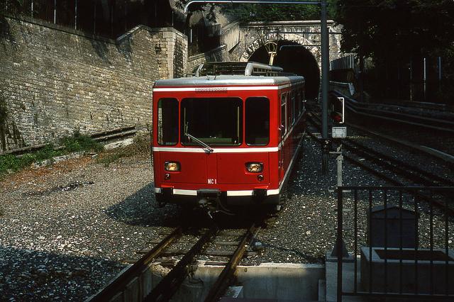 Rame MC1 arrivant à la station Croix-Paquet en 1975 (CC-by-sa, jhm0284)