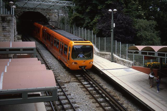 Rame entrant en station de Croix-Paquet en 1986 (CC-by-sa, jhm0284)
