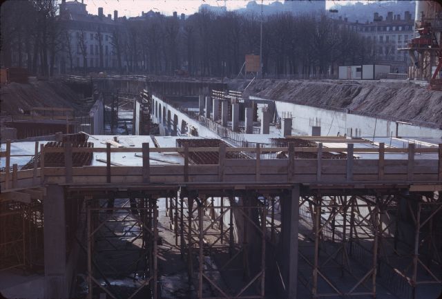 Vue du chantier du métro rue de la République en janvier 1975 (CC-by-nc-nd, Dejean René)