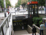 Accès principal de la station de métro en direction de Charpennes