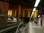 Métro D, vue des quais et du bas-relief