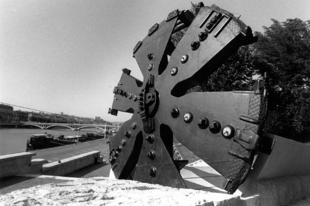 Roue de coupe du tunnelier érigée en monument (CC-by-nc-nd, Quinones Marcos)