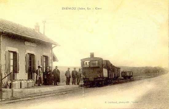 Train entrant en gare de Diémoz