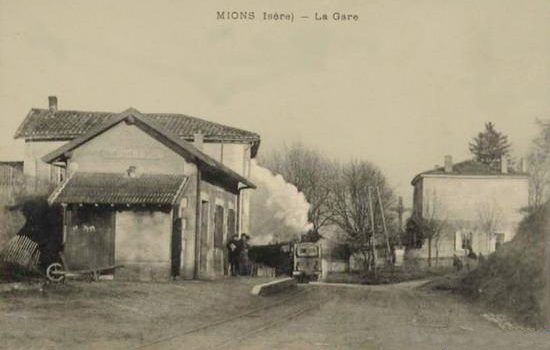 Train entrant en gare de Mions