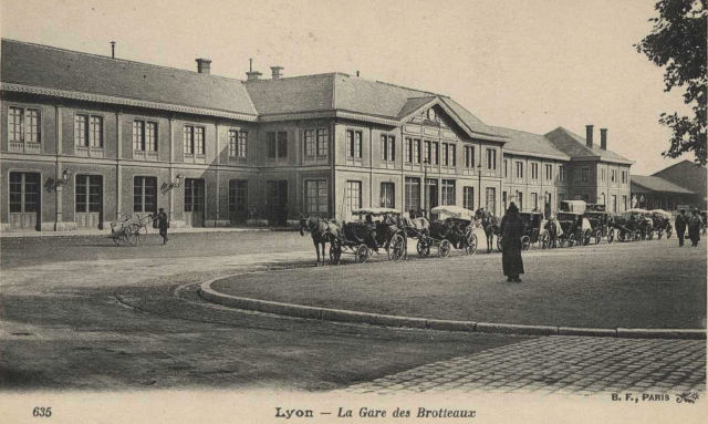 Façade du bâtiment de la première gare des Brotteaux le long du boulevard éponyme (Archives municipales de Lyon)
