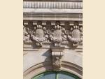 Façade principal, détail de la frise décorative