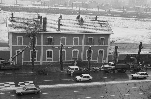 Bâtiment administratif de l’ancienne gare marchandises en janvier 1981 (CC-by-nc-nd, Didier Nicole)
