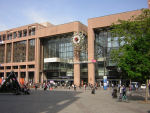 Façade sur la place Charles-Béraudier