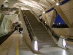 Un escalier d’accès au quai des voies paires