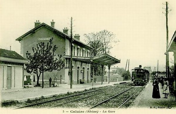 Train à vapeur entrant en gare de Caluire