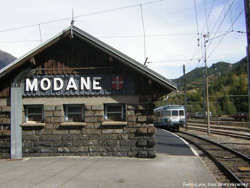 Rame autorail X2800 en gare de Modane
