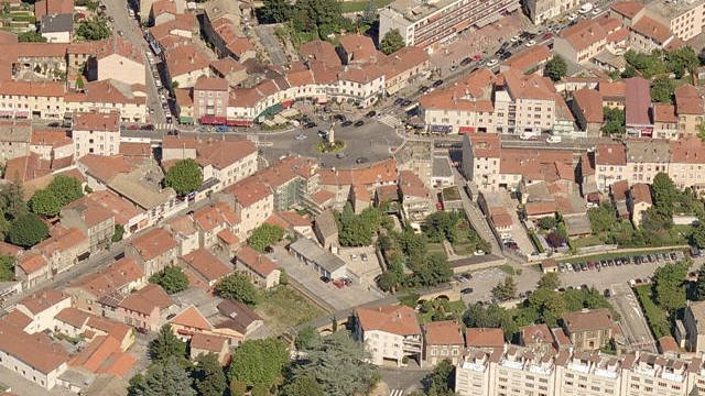 Tassin, vue géneral de la place de l'horloge et du viaduc (Doc. Microsoft)