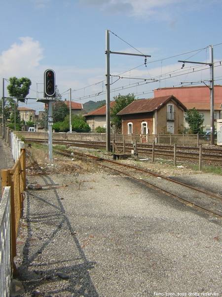 Le début du tronc commun CFV-SNCF en gare de Tournon en juillet 2008