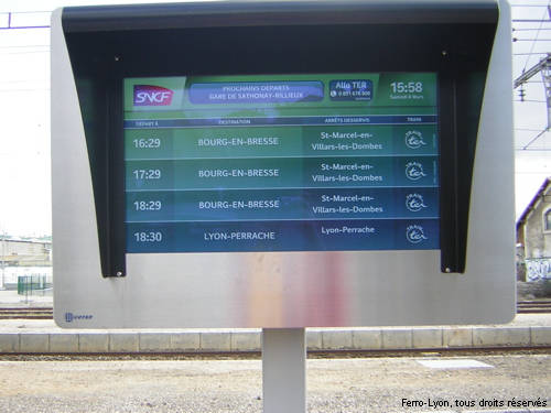 Écran installé en gare de Sathonay-Rillieux (mars 2008)