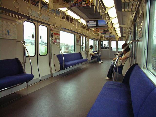 Intérieur des rames JR West série 321 (doc. Wikipédia.jp)