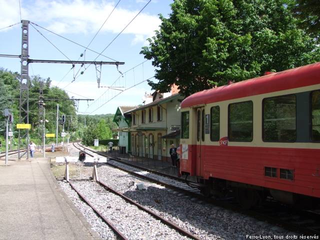 L’autorail à quai en gare de Charbonnière