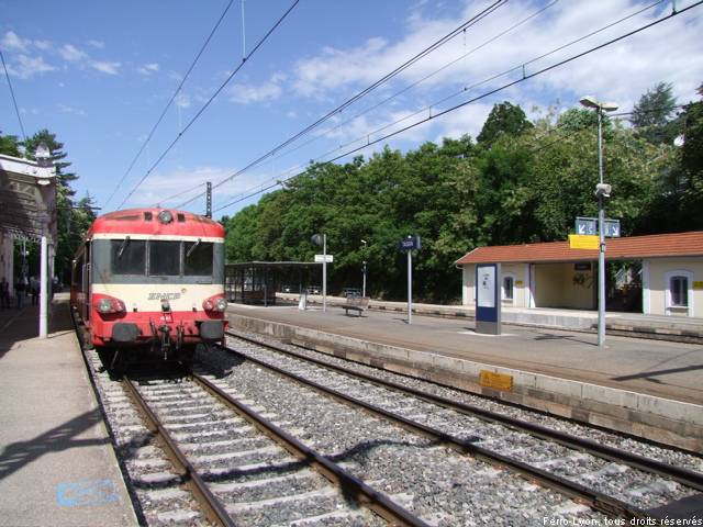 L’autorail à quai en gare de Tassin