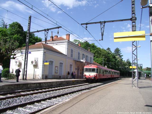L’autorail à quai en gare de Tassin