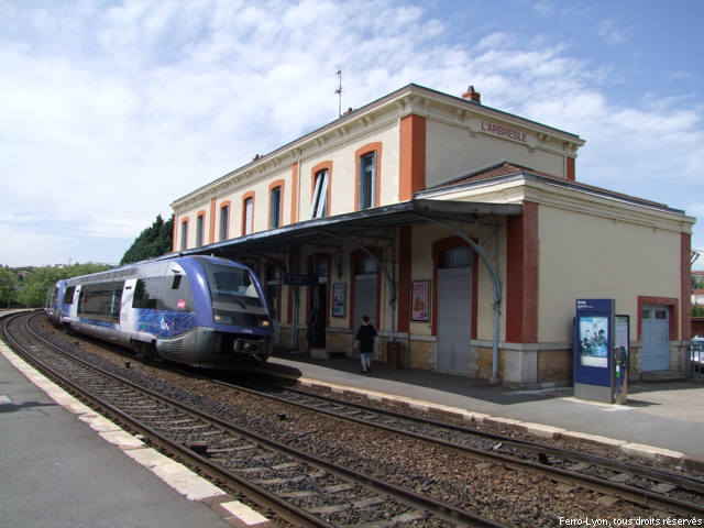 Automoteur TER venant de Roanne en gare de L’Arbresle le 17 mai 2009