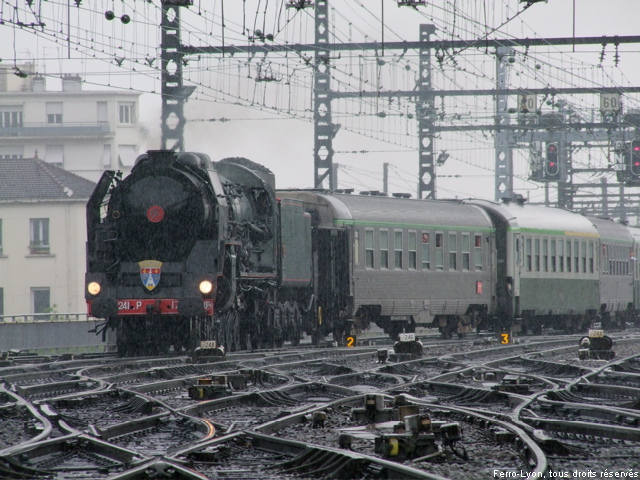 Le train spécial franchissant le pont sur le Rhône