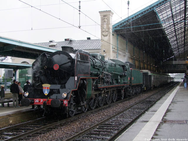 Le train à l’arrêt en gare de Lyon-Perrache