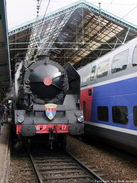 Le train à l’arrêt en gare de Lyon-Perrache
