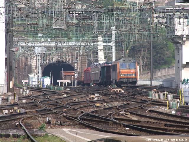 Train de marchandises tracté par la BB26133 sortant du tunnel de Saint Irénée