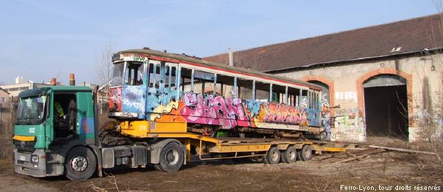 Motrice n°525 en cours de chargement à Oullins sur un porte-char le 31 janvier 2009