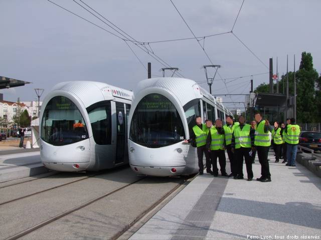 Photo de groupe d’agents TCL devant les rames n°866 et 862