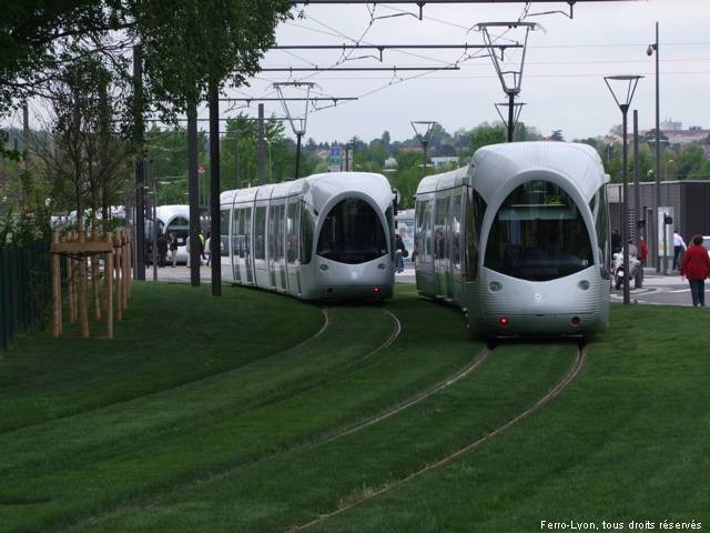 Les rames n°858 et 861 dans l’avant-gare de la station Hôpital Feyzin Vénissieux