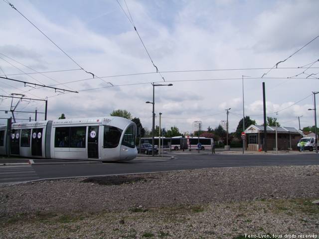 La rame inaugurale n°862 passant devant la gare routière de La Darnaise