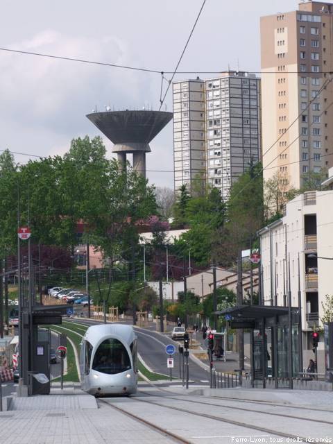 La rame inaugurale n°862 entre en station Marcel-Houël – Hôtel de Ville