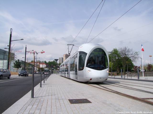 La rame inaugurale n°862 en vitesse, en sortie de la station Marcel-Houël – Hôtel de Ville