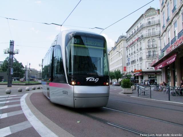 Motrice 6003 du tramway de Grenoble à proximité de la gare