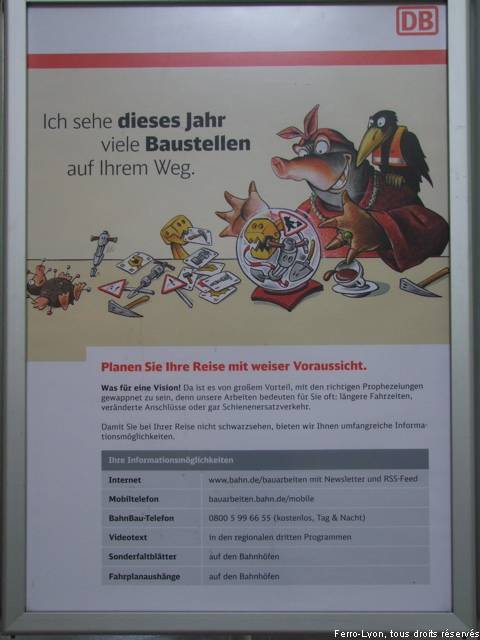 Affiche de la DB en gare de Stuttgart annonçant les moyens de se renseigner sur les travaux de voies sur le réseau, juillet 2010