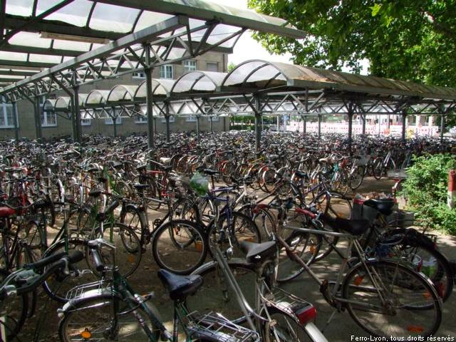 Abri à vélos de la gare de Karlsruhe, juillet 2010