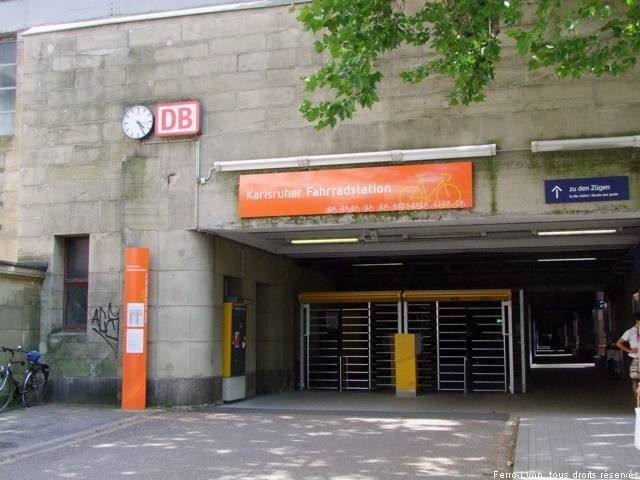 Parking payant à vélos de la DB à la gare de Karlsruhe, juillet 2010