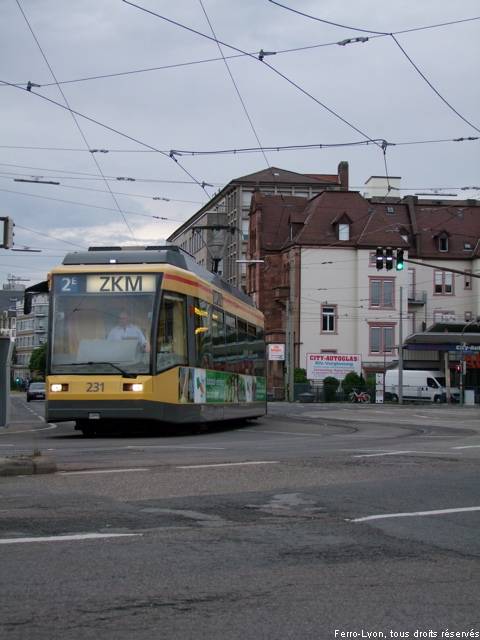 Tramway de la ligne 2E entrant dans la Poststraße depuis la Ettlinger Straße, Karlsruhe, juillet 2010
