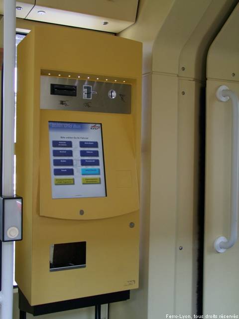 Distributeur automatique de billets dans une rame de tramway, Karlsruhe, juillet 2010