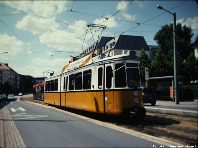 Rame de tramway GT4 (MF Esslingen) de la ligne 2 quittant la station Theaterplatz, Nordhausen, juillet 2010