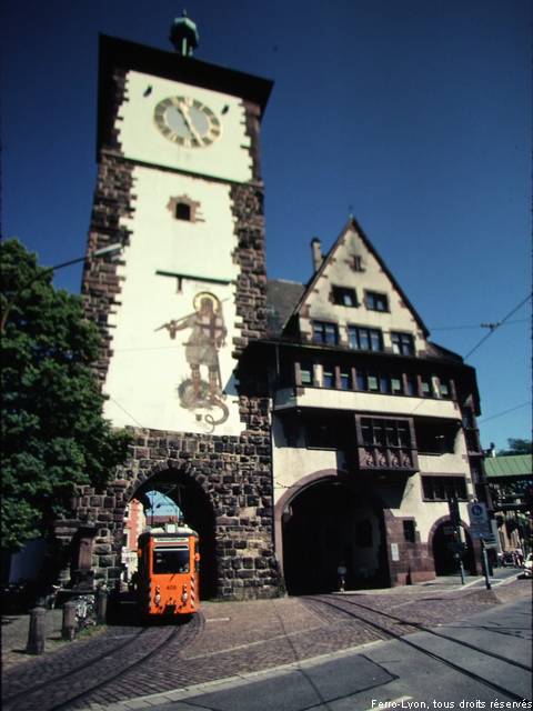 Fribourg-en-Brisgau, passage d’un tram de service sous la Schwabentor, juillet 2010