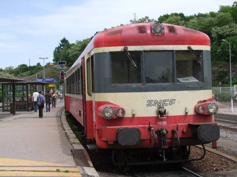 Autorail EAD en gare de L’Arbresle en mai 2009