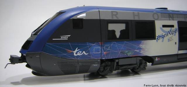 Vue rapprochée du nez du X73500 Rhône-Alpes produit par Hornby