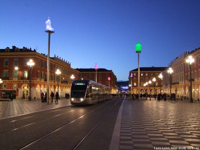 Nice, un tram en direction de Pont Michel traverse la place Masséna