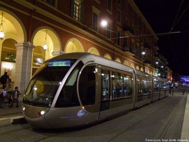 Nice, un tram en direction de Pont Michel à la station Masséna