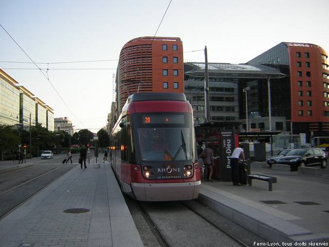 Rame Rhônexpress 103 prête au départ de 7h15 à la Part-Dieu Villette, le 9 août 2010